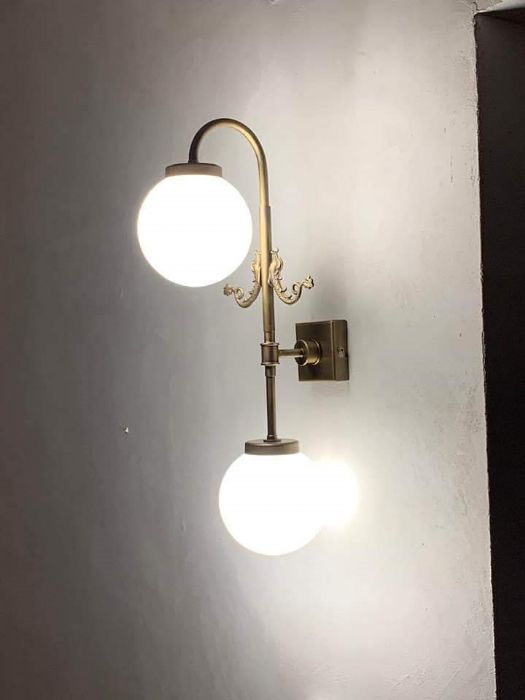 מנורת קיר פלזימו זוגי כדורים לבנים.