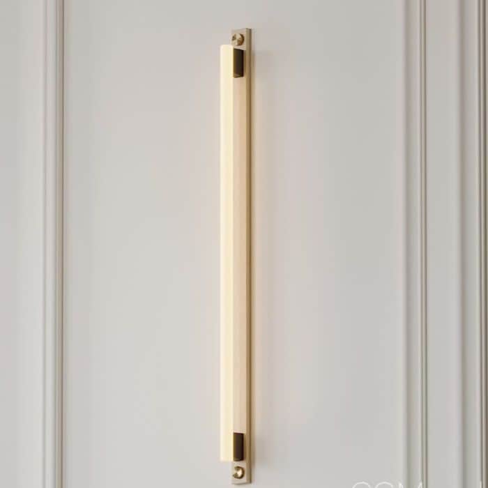 מנורת קיר בסיס מלבן פליז דגם לינסטרה ארוכה