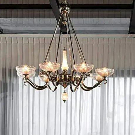 שנדליר פרובנס עם עמוד מואר