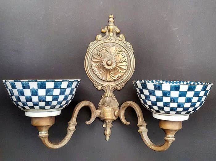 מנורת קיר זוגית מפליז עתיקה עם ראשים משישמנורת קיר